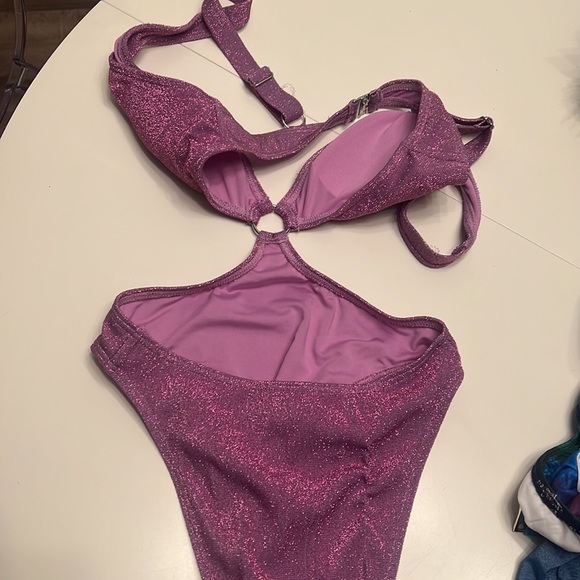 Fashion nova cut out one piece size XS - Picture 3 of 3